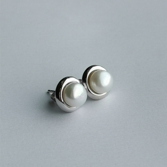 White cultured pearl stud earrings in Sterling Silver 8mm - Picture 3 of 11
